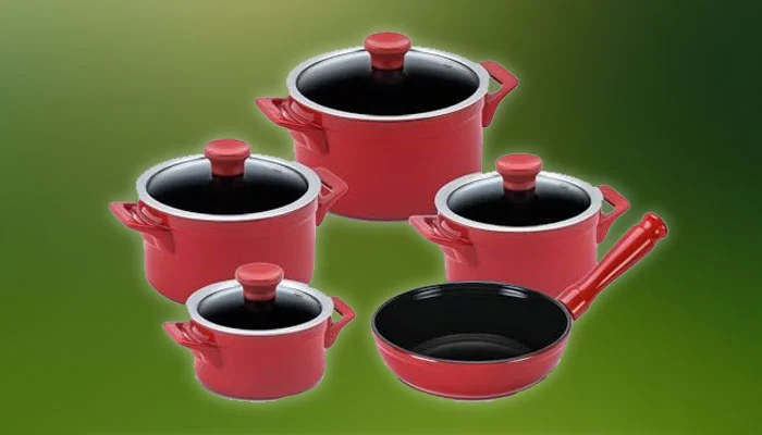 Conjunto de panelas antiaderentes coloridas em cozinha moderna