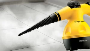 Higienizador a vapor Mondial HG-01 limpando azulejo de cozinha