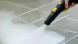 Vaporizador e higienizador limpando superfície brilhante